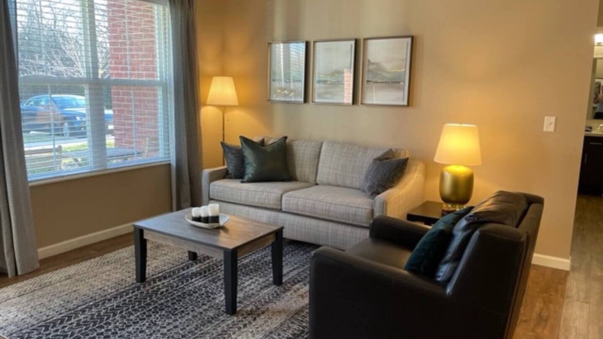 Tuttle West Apartment | The Hilliard Executive | No Steps | Amazing Beds!