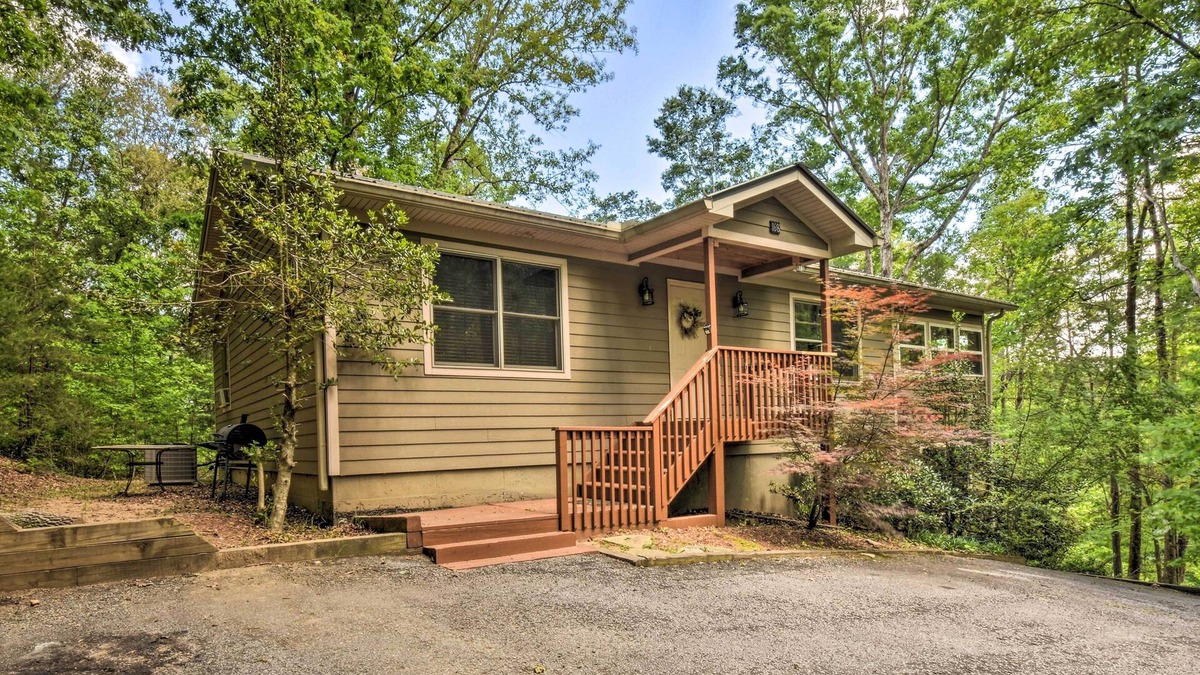 Helen Cabin | ‘The Hillside’ at the Sautee Mountain Retreat