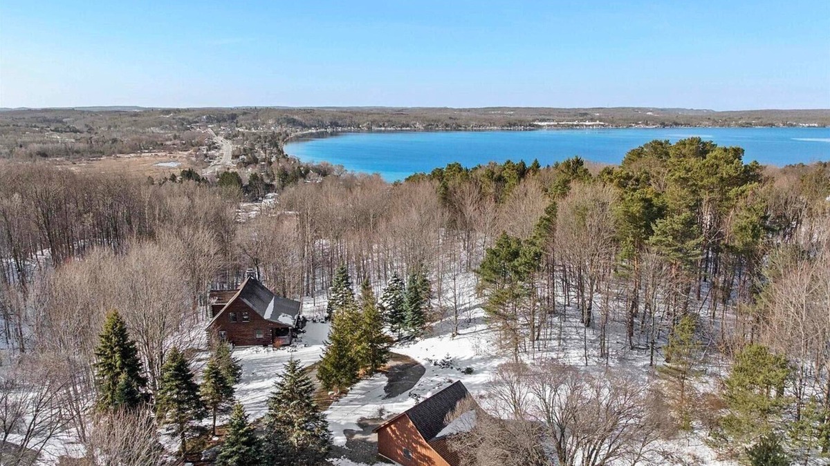 Beulah Cabin | The Hillside Hideaway at Crystal Lake - Gorgeous with Great Outdoor Deck and Spa!
