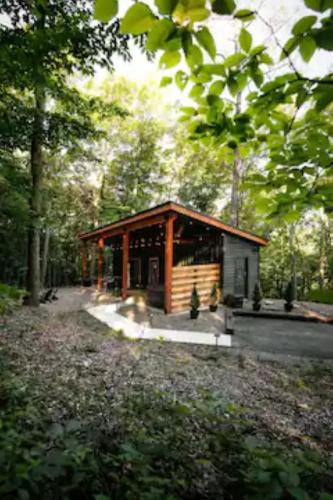 Logan Apartment | The Hillside Retreat - Cozy container home with Hot tub and Fire pit