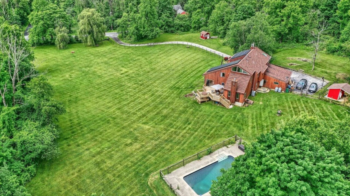Warwick House | The Hilltop Fenced 8-Acre Dog-Friendly Retreat
