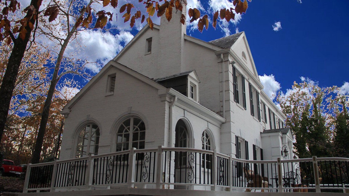 Warm Springs House | The historic Art Deco Hardaway Cottage can host your special event or vacation.
