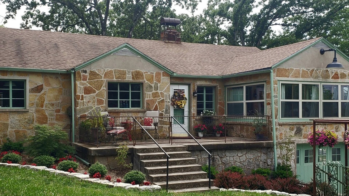 Grove House | The Historic Cale House-Grand Lake OK- Waterfront with Dock! PET FRIENDLY!