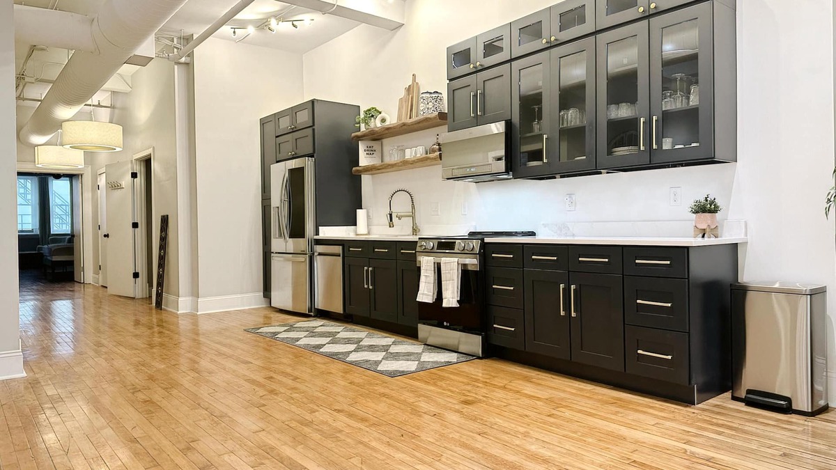 Downtown Cincinnati House | The Historic Lyric Presidential Suite
