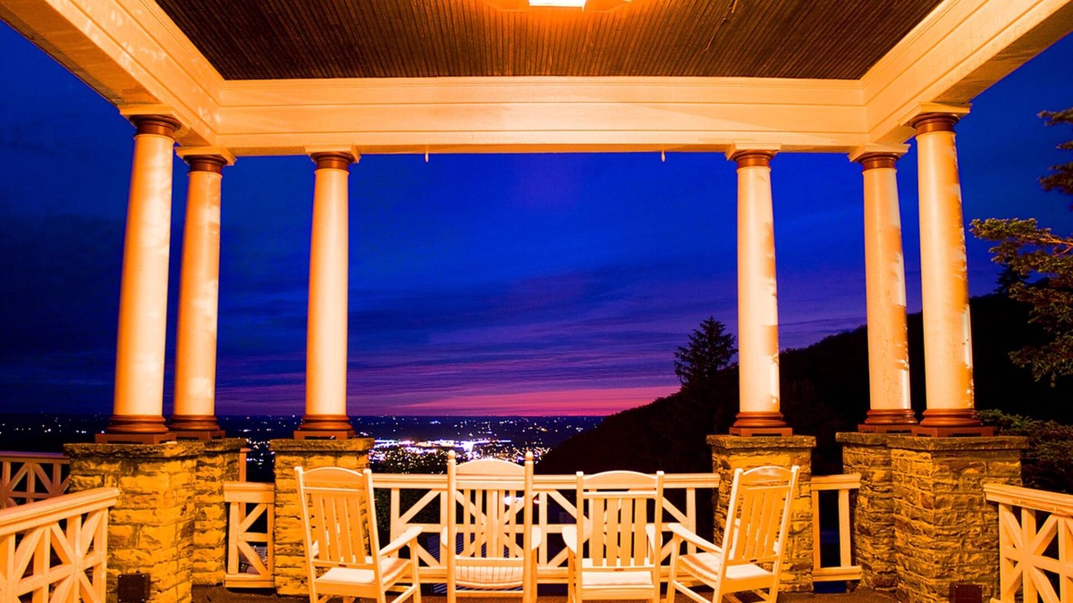 Brownfield Hotel | The Historic Summit Inn