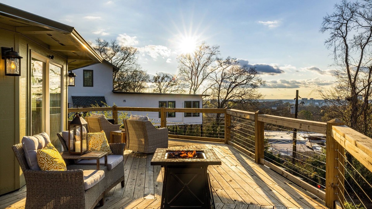 Forest Park House | The Hobbit House - City Views/Deck & Patio/Firepit