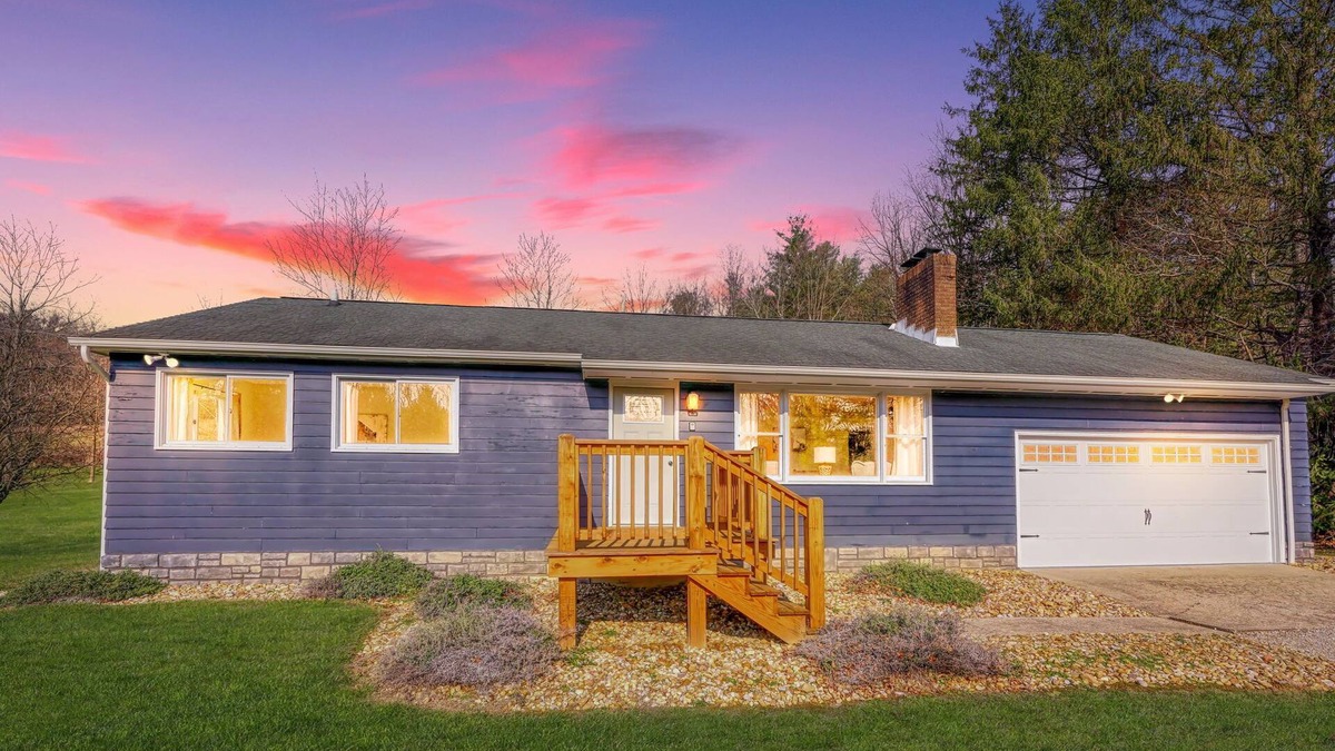 Logan Cottage | The Hocking Cottage: WiFi/Hot Tub/Arcades/Fire Pit/Streaming Tv: On 10 Acres
