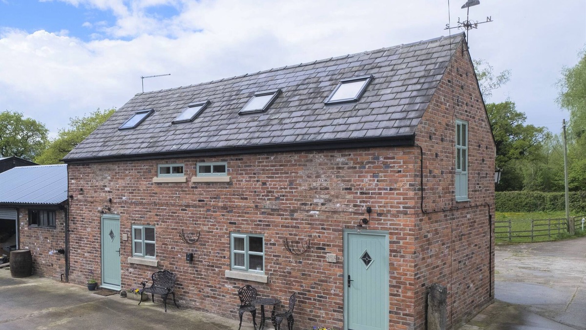 Goostrey Cottage | The Hoglets (No.2) - a cheshire that sleeps 2 guests in 1 bedroom