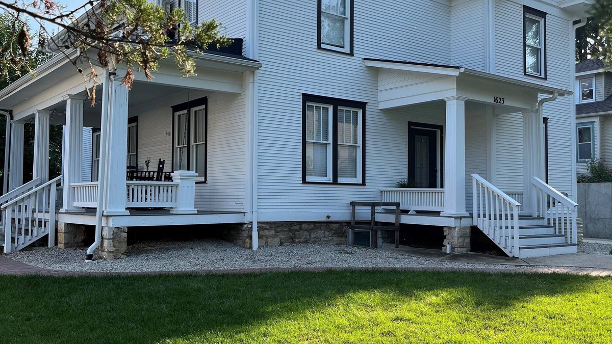 Manhattan House | The Holders House- Blocks from Campus and Downtown