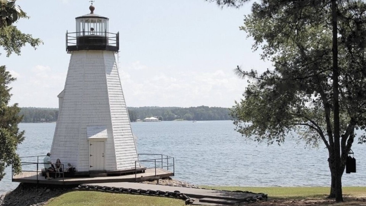 Little Kowaliga House | The Hollows 3 acres, 600’ of water, great sunsets, big sandy beach @ deep water