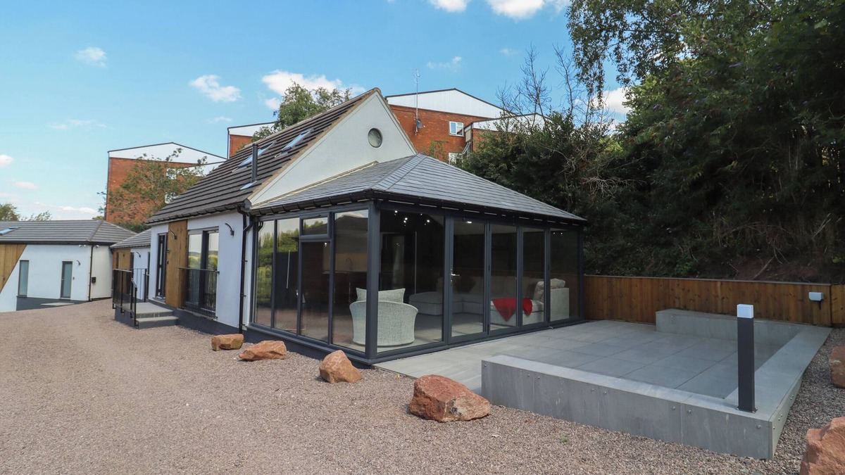 Hartshill Cottage | THE HOLLOWS, family friendly, with a garden in Hartshill