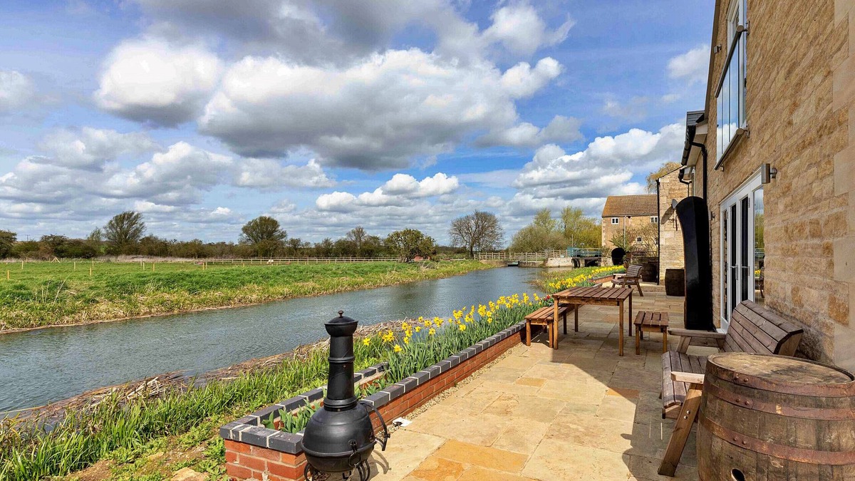 Thurlby Ski Chalet | The Holt