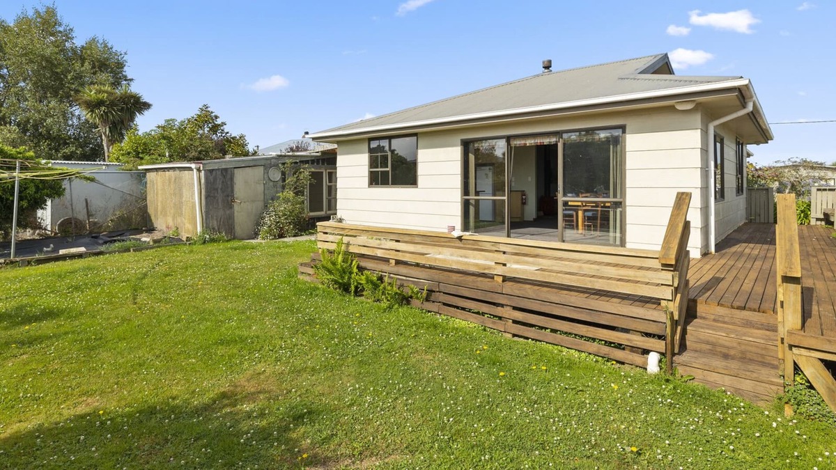 Waikouaiti House | THE HOME AT SEA – WAIKOUAITI HOLIDAY HOME, pet friendly in Karitane