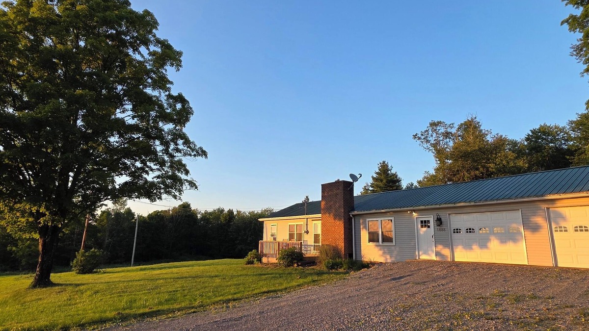 Lairdsville House | "The Homely House": Beautiful Mountain Views 2-Bdrm House with 77" TV, WiFi, AC