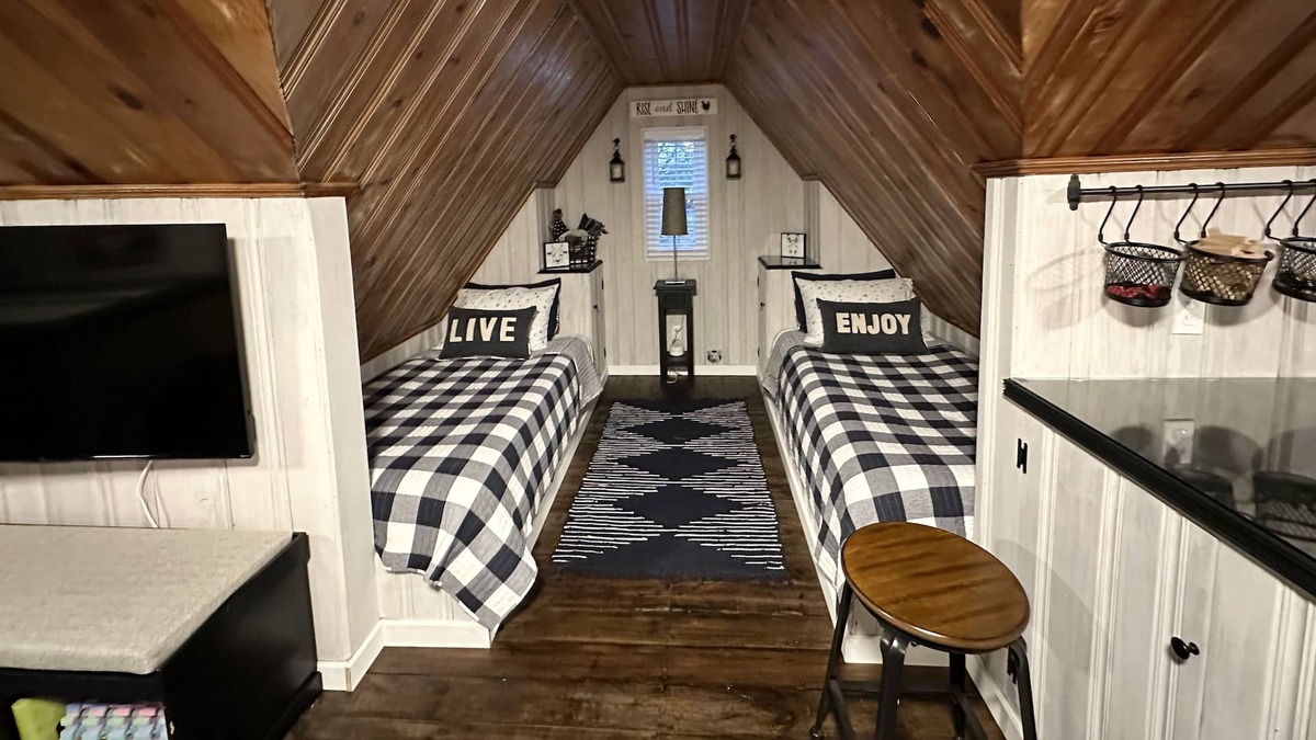 Lebanon House | The Homespun Landing w/new hot tub