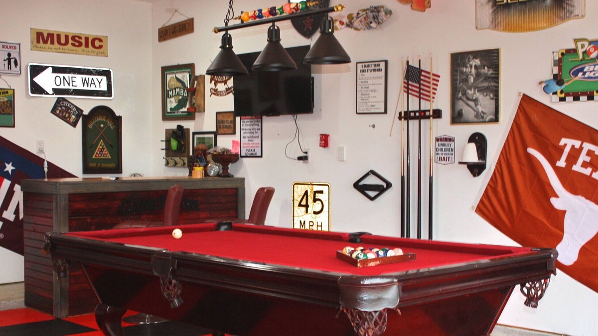 West Livingston House | The Honey Hive - Dog friendly w/golf cart, game room, and pool access