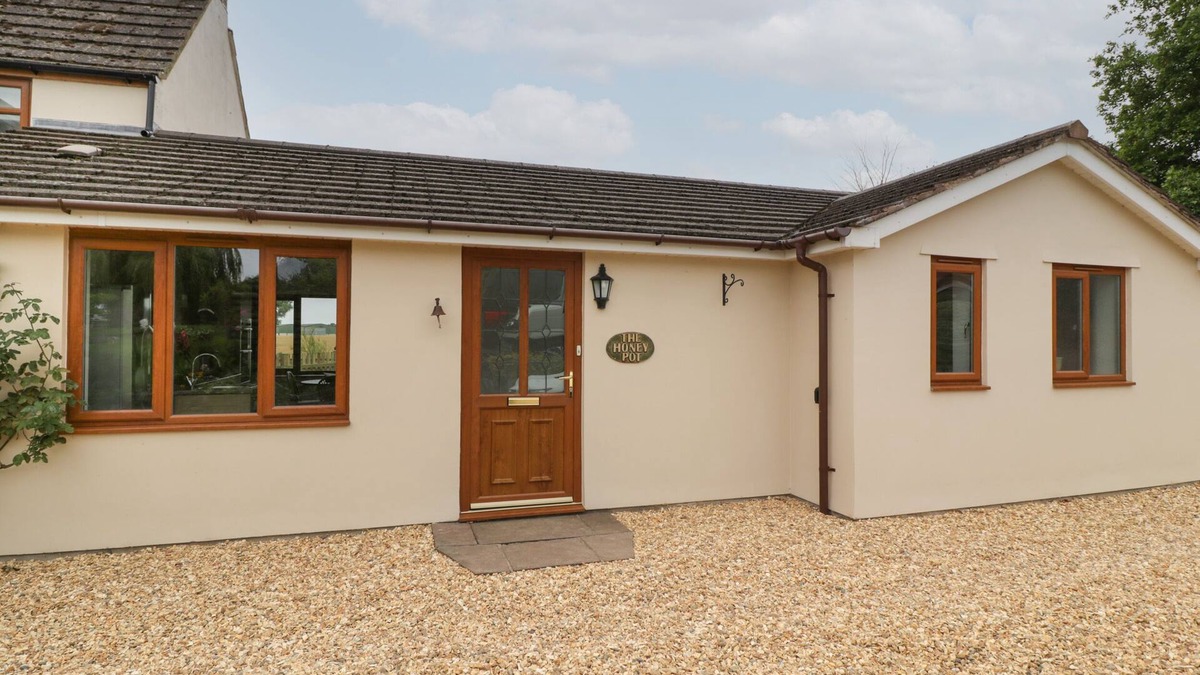 Tidenham Cottage | THE HONEY POT, romantic, with hot tub in Chepstow