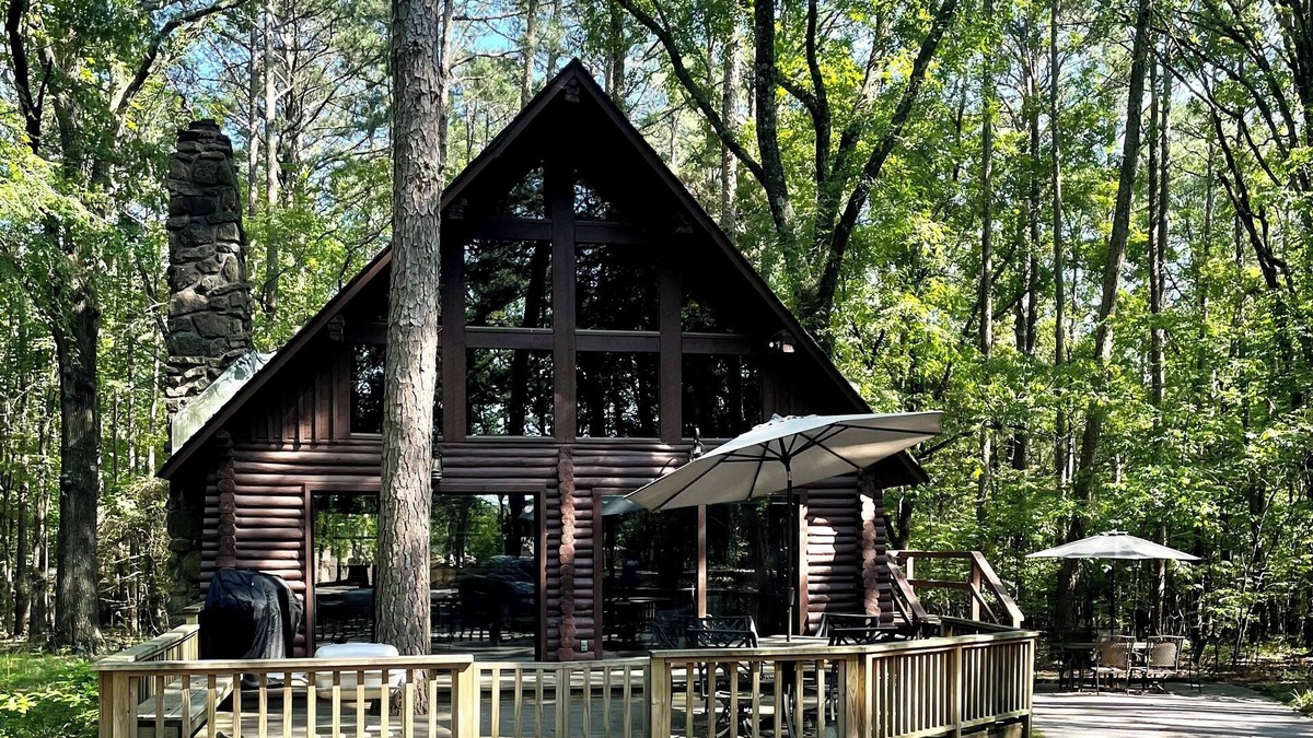 Drasco Cabin | “The Honeymooner” A quaint lil cabin in the woods at Tannenbaum!