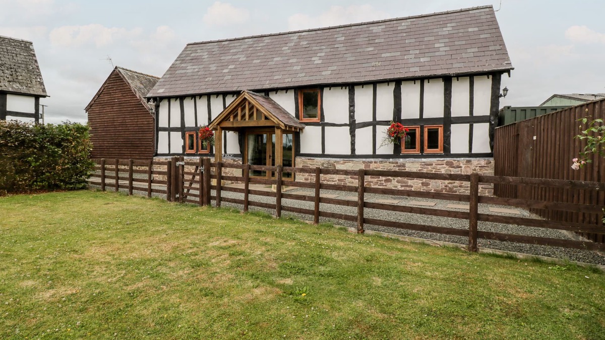 Leominster Cottage | THE HOP KILN, family friendly, character holiday cottage in Luntley