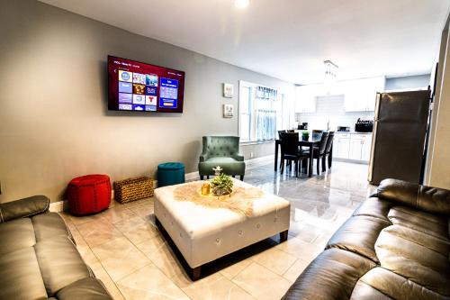 Niagara Falls House | The Horseshoe Villa 6br 2 Bath near the falls