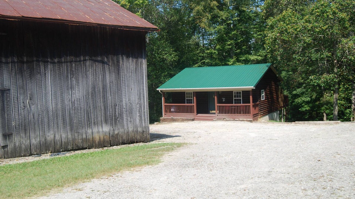 Russell Springs Cabin | The Hot Tub Cabin at the Barn @ LakePointe Resort - no cleaning fees!