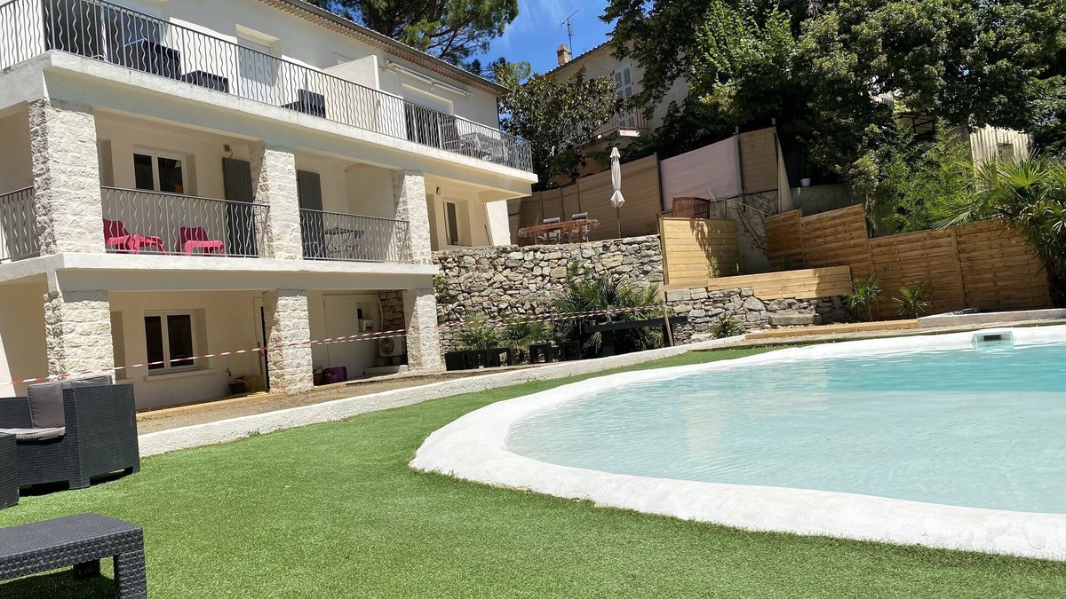 Avignon Condo | The House of Roses 2