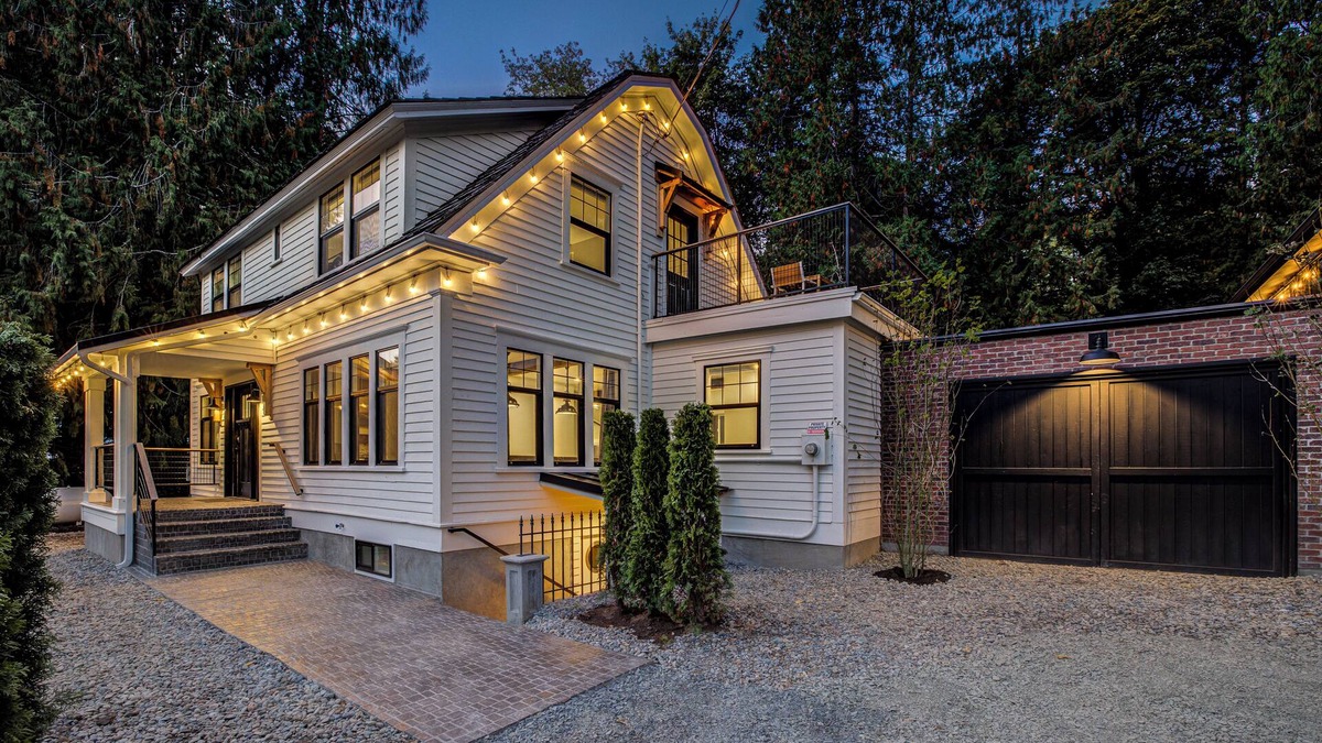Monroe House | The House at Richardson Creek- 20 bed Amenity Rich Dutch Colonial Farmhouse