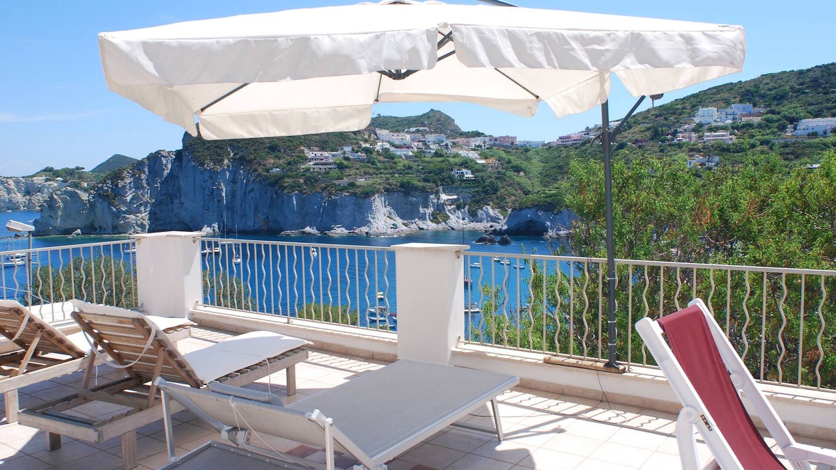 Le Forna House | The house by the sea one step away from the beach