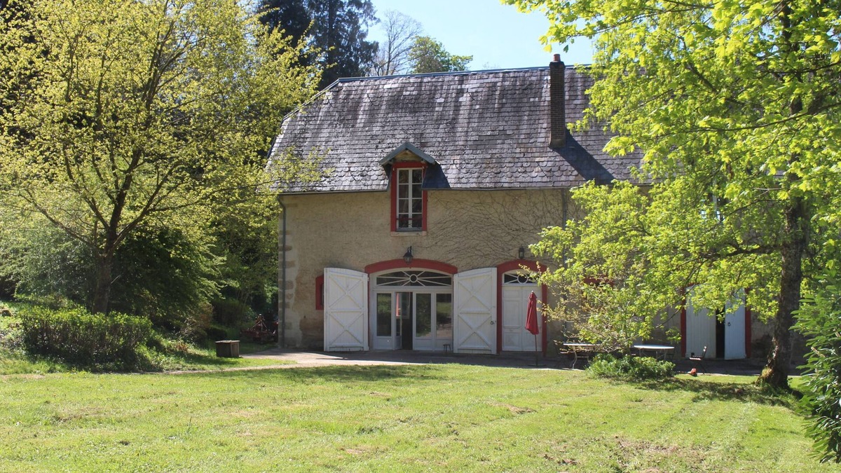 Saint-Leger-Vauban House | the house from the garden