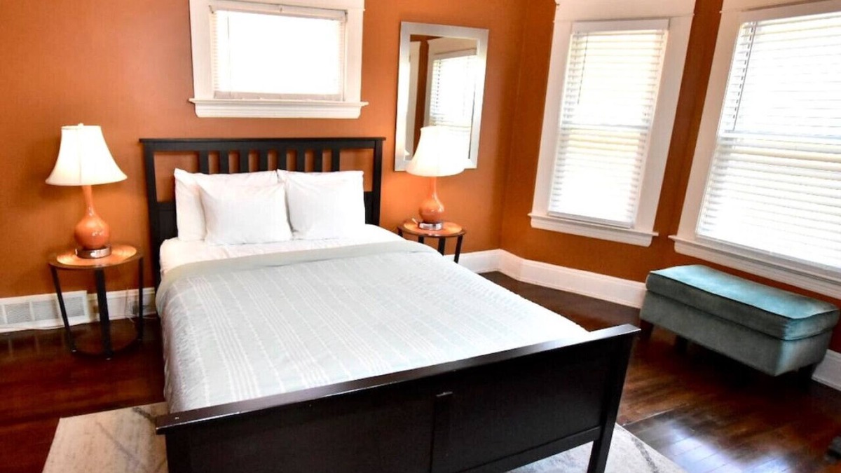 Lakewood Apartment | The House Hotels - Ridgewood Upper 3 Bedroom House