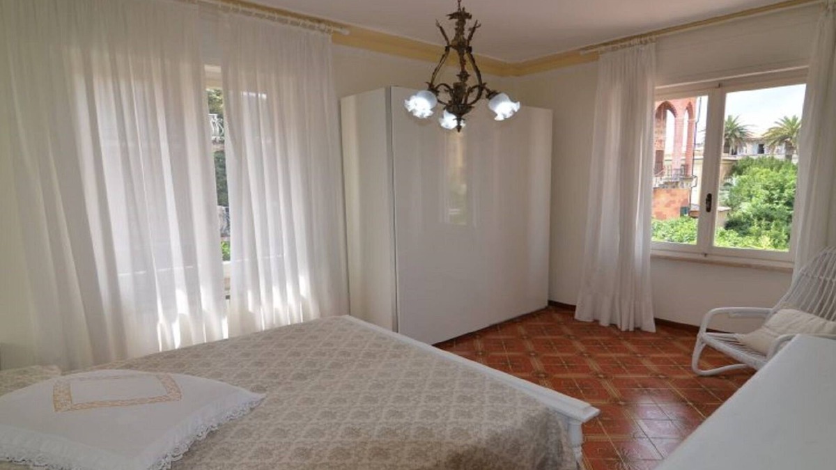 Levanto Apartment | The house of Ambra, 100m. from beach, balconies-parking-wi-fi- A. C.- ascens