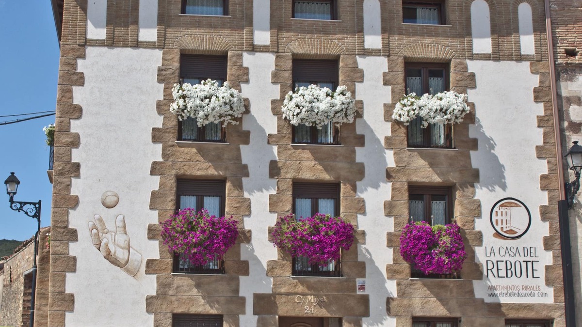 Acedo Apartment | THE HOUSE OF THE REBOUND. SaballaoSuite: 2 pers. sleep 135cm bed, living room-kitchen and bathroom