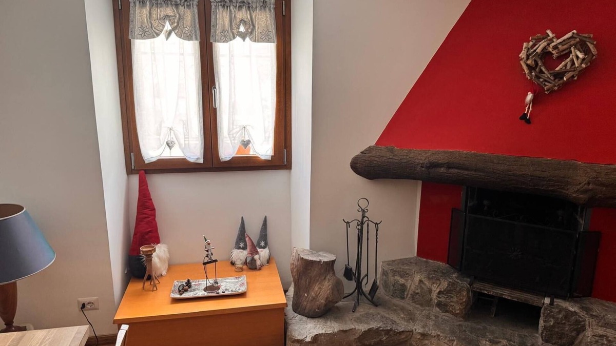 Ovindoli Apartment | The House of the Red Fireplace