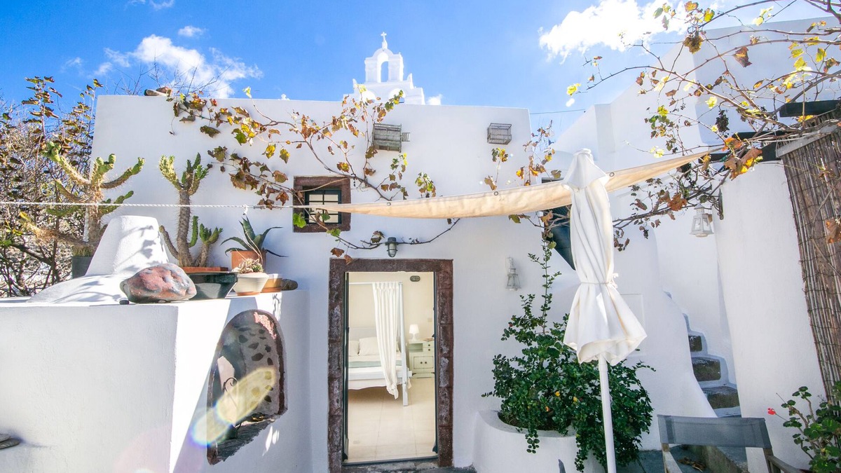 Finikia House | The House of the Singing Birds. Romantic traditional studio with nice sea view