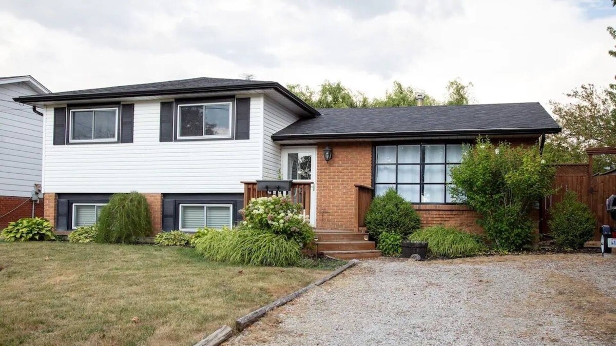 St. Clair House | The House on 6th - steps away from beaches & parks!