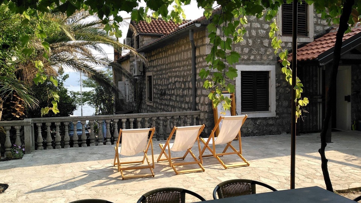 Orahovac House | The house with a large garden, only 30 m from the beach