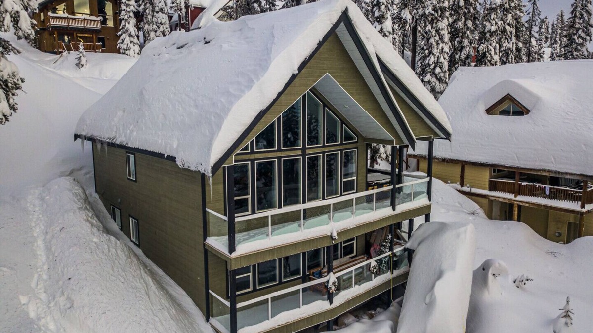 Snow Pine Estates House | The Howling Wolf | Beautiful Chalet | Private Hot Tub | Pet friendly| Ski in/out
