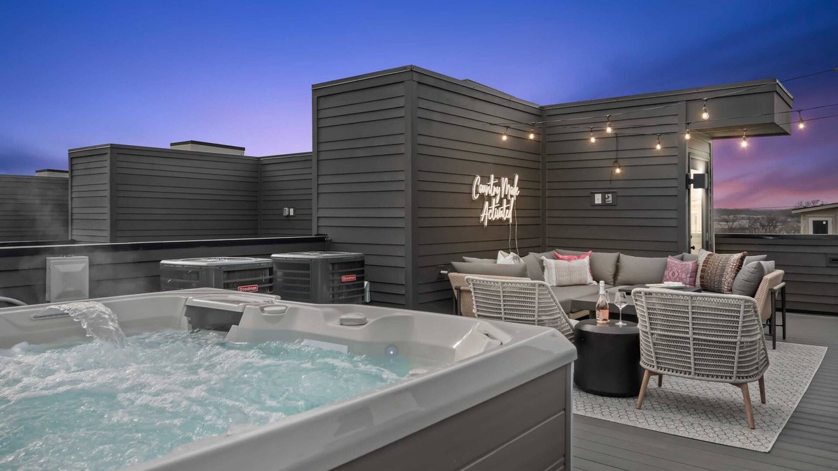 Katie Hill Neighborhood House | The Hubb House - Hot Tub + Rooftop Lounge!