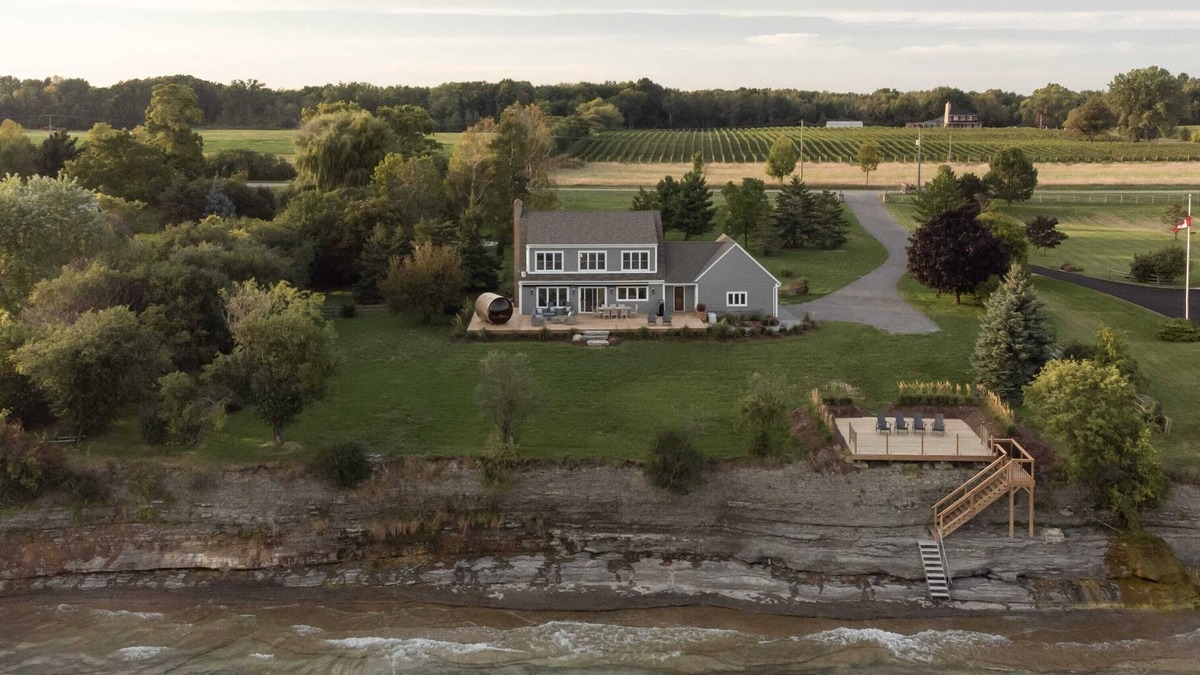 Wellington House | The Hull House - Lake Ontario Waterfront w Sauna
