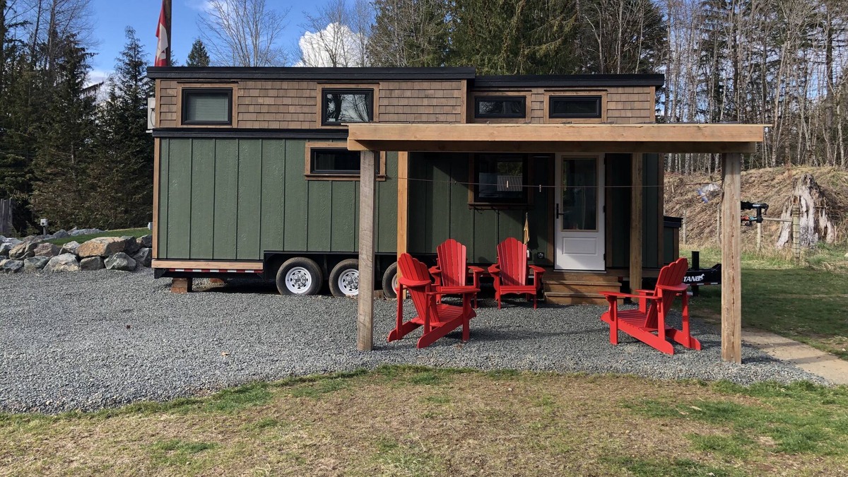 Courtenay House | The Hummingbird - On Quiet Country Acreage - With A/C
