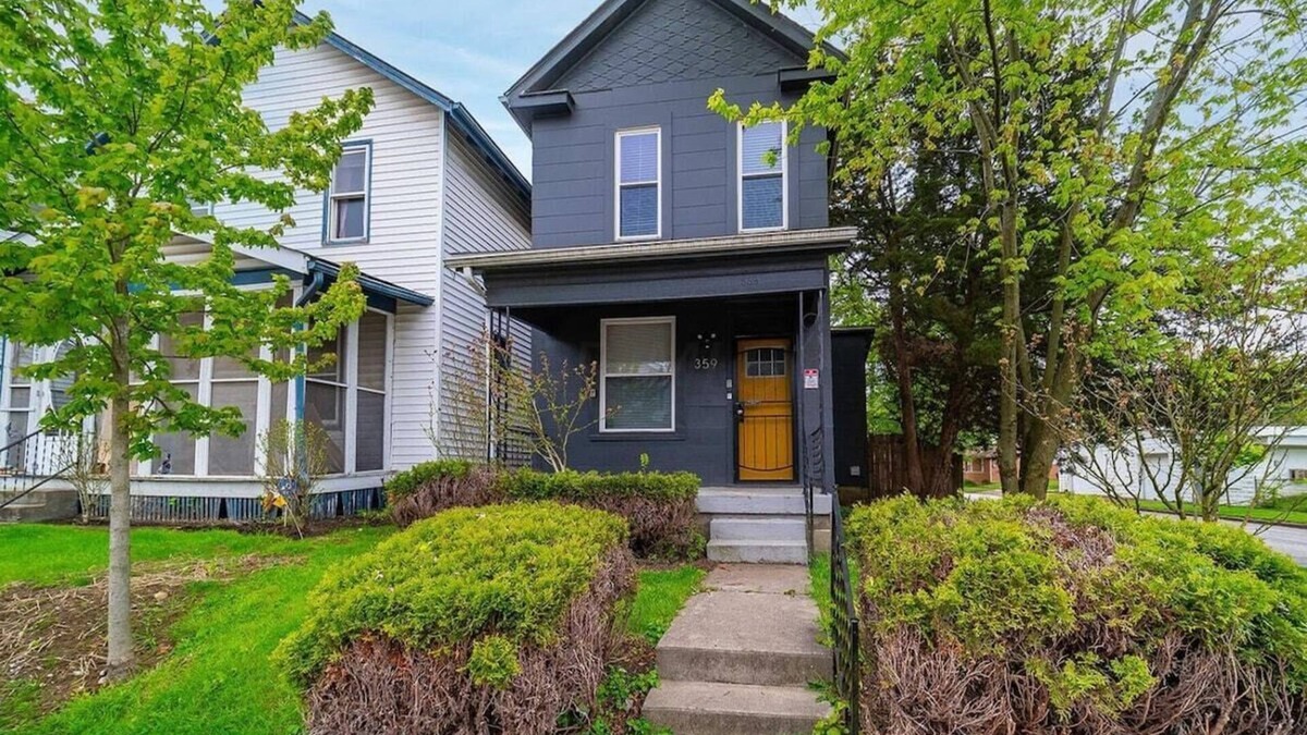 Columbus House | The Hungarian Village Spot - 2 BR and Fenced Yard