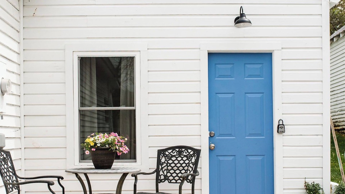 Sinks Grove Apartment | The Hunker Inn- Charming apartment in a historic building in Sinks Grove