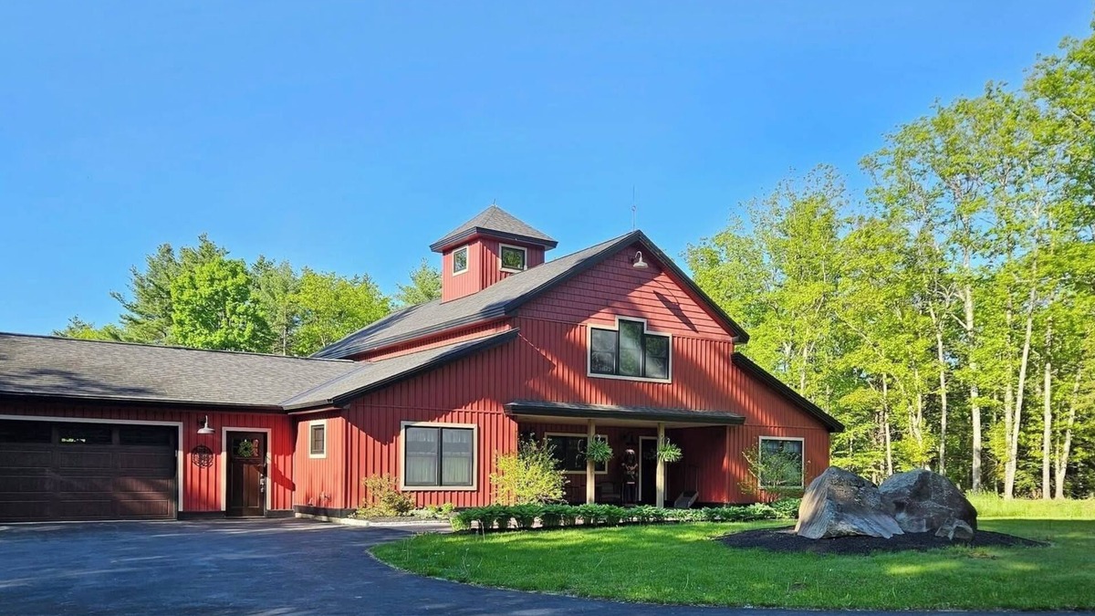 West Gardiner House | The Hunter's Lodge- Beautiful Country Setting