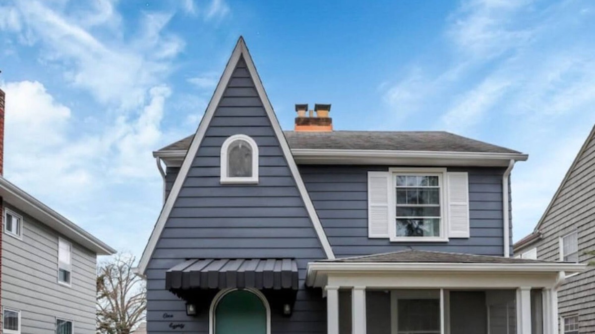 Westgate House | The Huron Charmer-4 BD and Yard