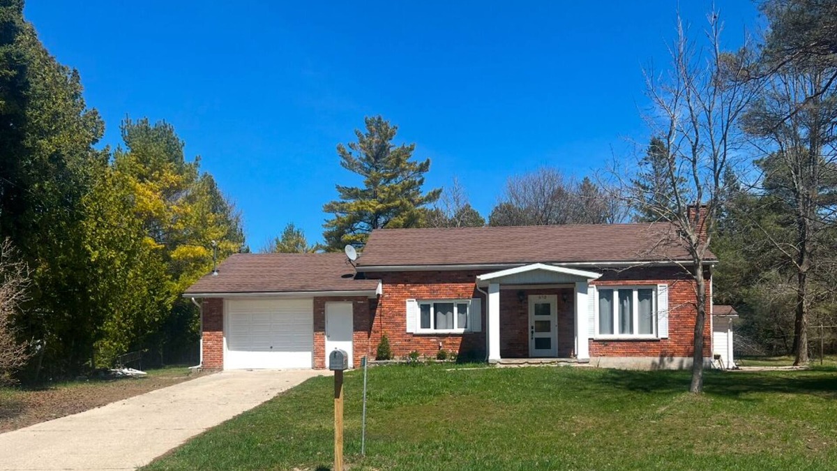 South Bruce Peninsula House | The Huron House -Relaxing getaway just steps away from Lake Huron!