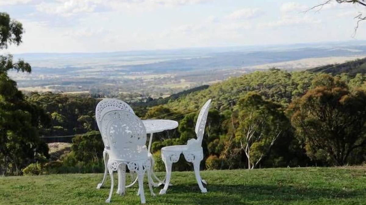 Oberon Council House | 'The Hut' a Rural Getaway With Views to Die For.