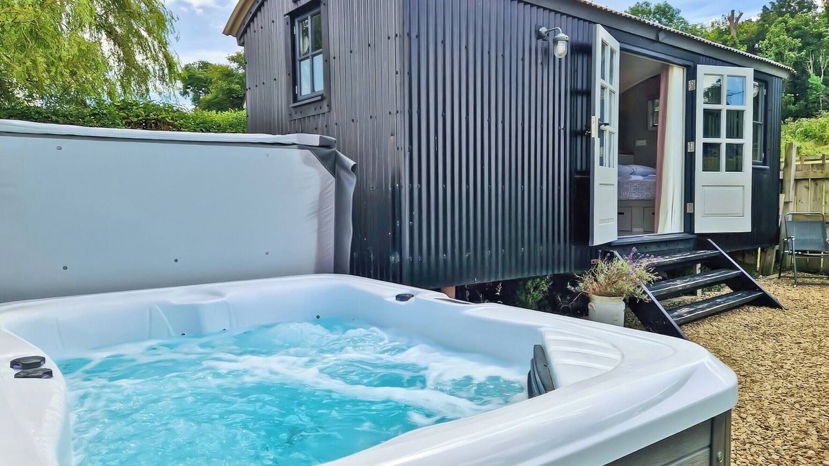 Alderbury Cottage | The Hut at Hole Farm
