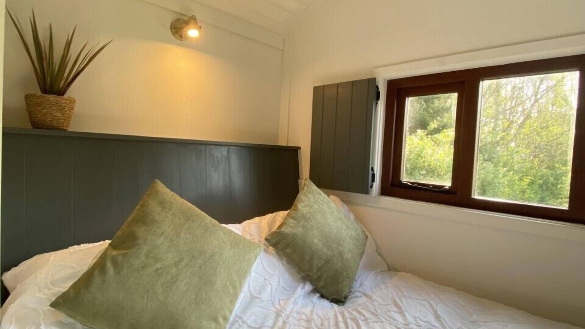 Ormskirk Apartment | The Hut -Cosy Shepherds Hut with Countryside Views