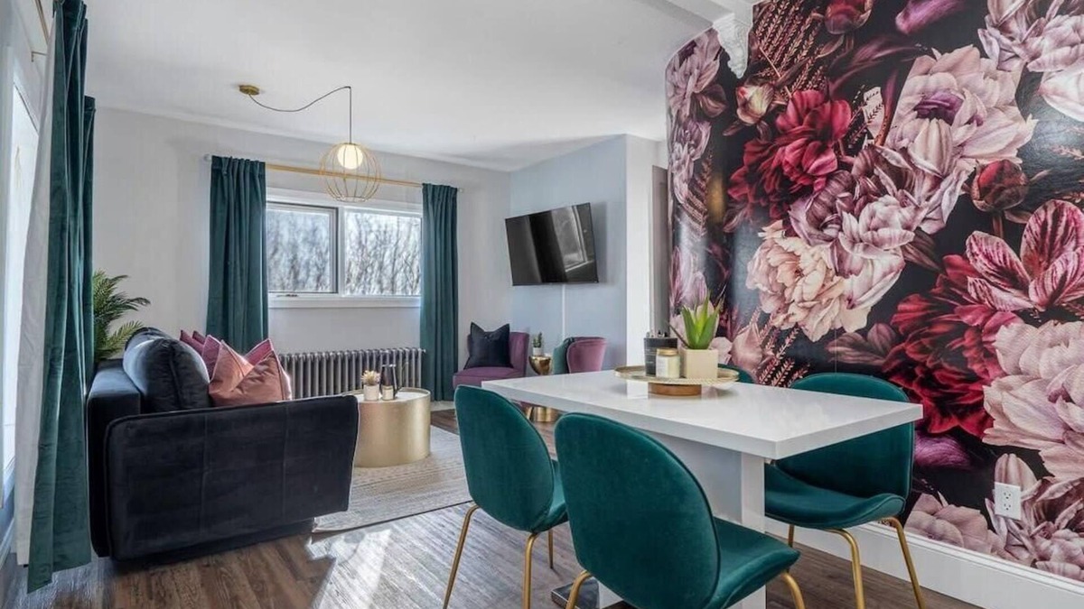 East Kootenay Apartment | The Icon | Historic Suite | Board Games | Downtown