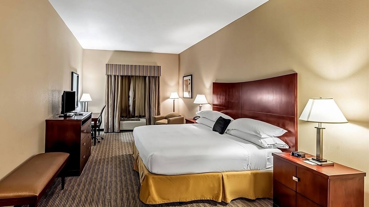 Mineral Wells Hotel | The Ideal Mix of Value, Comfort, and Convenience! Onsite Pool, Free Breakfast